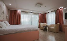 Mr.I Boutique Hotel & Bar